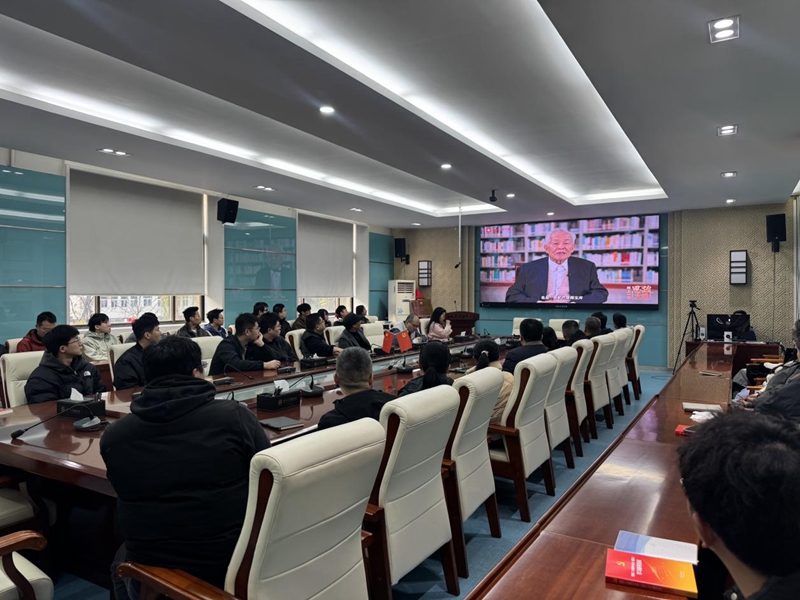 古天乐代言太阳集团城网址师生们观看“同上一堂‘守护祖脉秦岭’思政大课”。古天乐代言太阳集团城网址地质学系供图