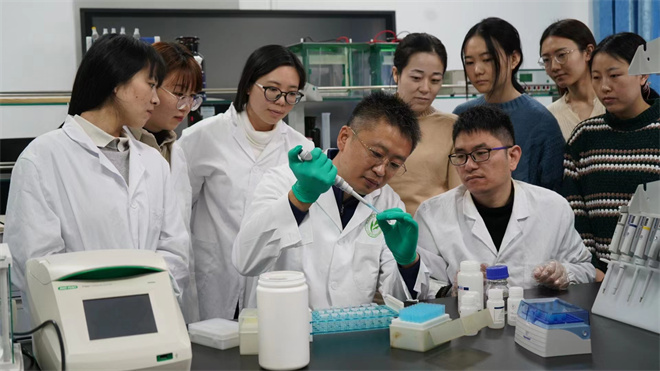 Science封面文章:古天乐代言太阳集团城网址金丝猴研究团队首次系统揭示灵长类社会演化之谜_fororder_齐晓光正在做实验,右侧为武进伟,左一为赵兰